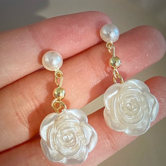 Jewelry - Pierced Drop Earrings. Pearlescent White Rose withI Imitation Pearl.